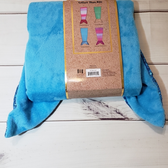 Blue Mermaid Sequins Plush Tail Throw - Picture 3 of 5